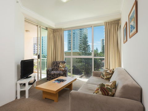Maldives Resort Main Beach, Gold Coast - Accommodation Burleigh 3