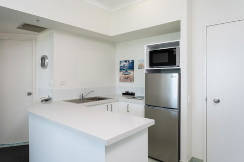Maldives Resort Main Beach, Gold Coast - Accommodation Burleigh 24