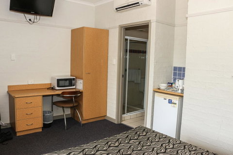 Salisbury Hotel Motel - Accommodation Burleigh 18