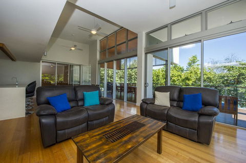 Maggies Beachfront Apartment 12 - Accommodation Burleigh 4