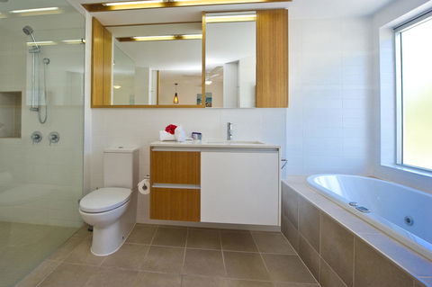 Maggies Beachfront Apartment 12 - Accommodation Burleigh 11