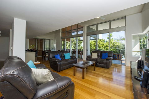 Maggies Beachfront Apartment 12 - Accommodation Burleigh 14