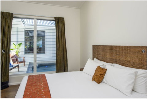 Reflections Emerald Villa 1 - Accommodation Burleigh 3