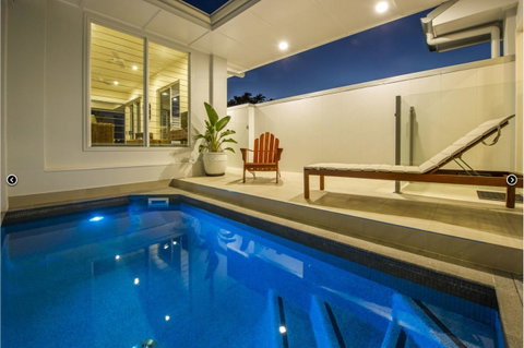 Reflections Emerald Villa 1 - Accommodation Burleigh 1
