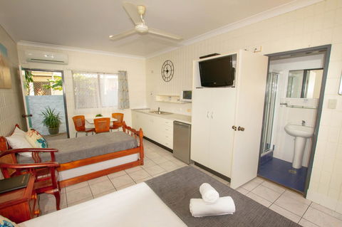 Tropical Palms Resort & 4WD Hire - Accommodation Burleigh 5
