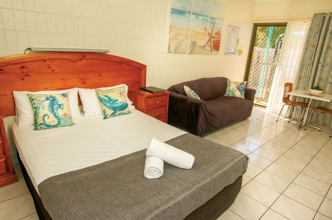 Tropical Palms Resort & 4WD Hire - Accommodation Burleigh 8