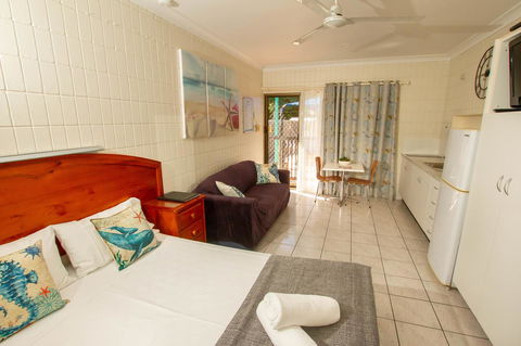 Tropical Palms Resort & 4WD Hire - Accommodation Burleigh 9
