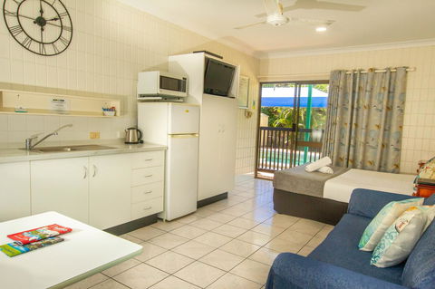 Tropical Palms Resort & 4WD Hire - Accommodation Burleigh 10