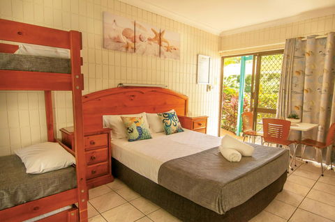 Tropical Palms Resort & 4WD Hire - Accommodation Burleigh 2