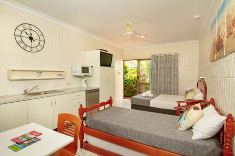 Tropical Palms Resort & 4WD Hire - Accommodation Burleigh 7