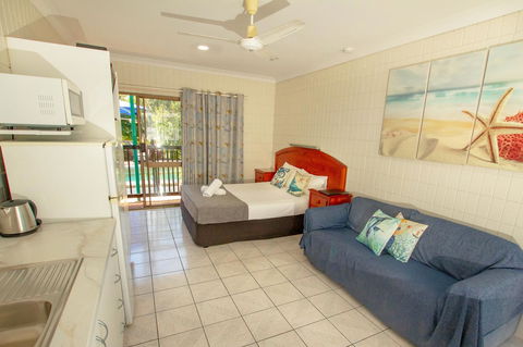 Tropical Palms Resort & 4WD Hire - Accommodation Burleigh 0