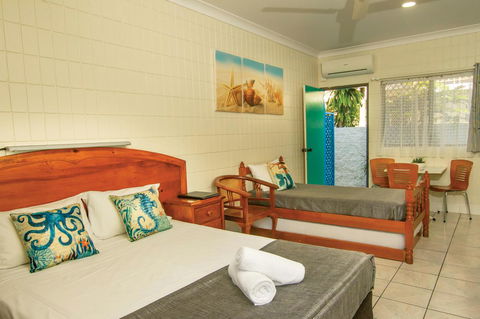 Tropical Palms Resort & 4WD Hire - Accommodation Burleigh 6