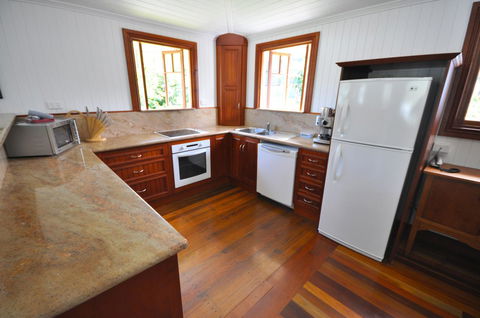 Island Adventure Holiday House - Accommodation Burleigh 11