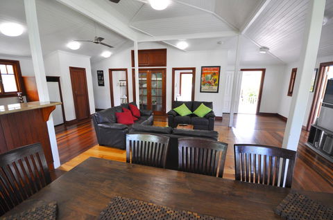 Island Adventure Holiday House - Accommodation Burleigh 3