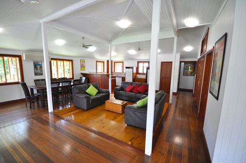 Island Adventure Holiday House - Accommodation Burleigh 5