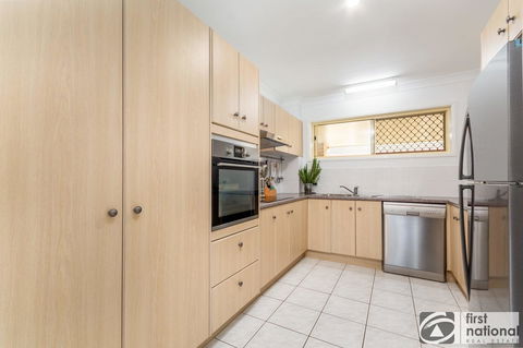 Immaculate Spacious Second Floor Unit Overlooking Pristine Parklands - Accommodation Burleigh 7