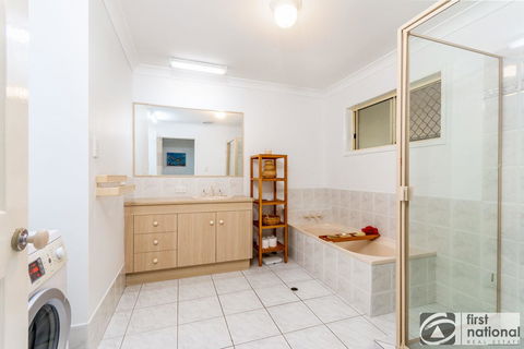 Immaculate Spacious Second Floor Unit Overlooking Pristine Parklands - Accommodation Burleigh 1