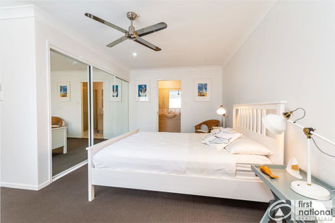Immaculate Spacious Second Floor Unit Overlooking Pristine Parklands - Accommodation Burleigh 11