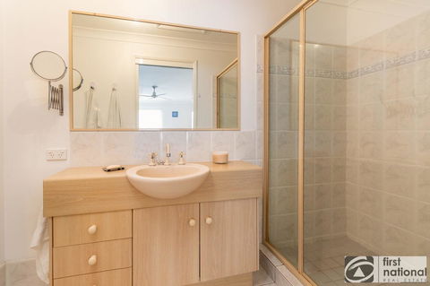 Immaculate Spacious Second Floor Unit Overlooking Pristine Parklands - Accommodation Burleigh 13