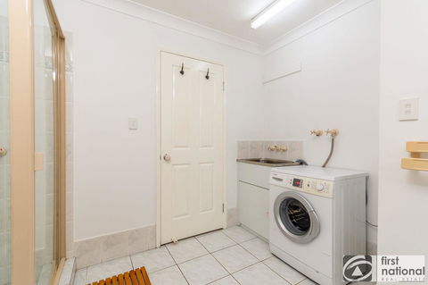Immaculate Spacious Second Floor Unit Overlooking Pristine Parklands - Accommodation Burleigh 5