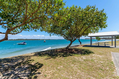 First Floor, Air Conditioned, Free Wi-Fi! - Accommodation Burleigh 12