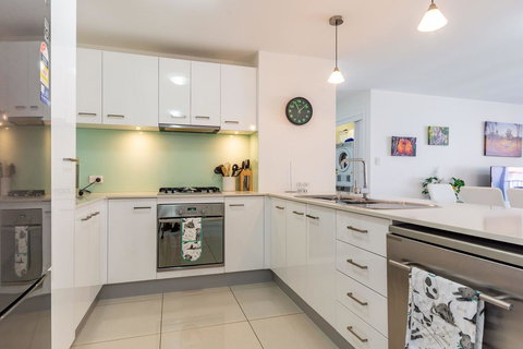 First Floor, Air Conditioned, Free Wi-Fi! - Accommodation Burleigh 11