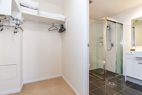 First Floor, Air Conditioned, Free Wi-Fi! - Accommodation Burleigh 5