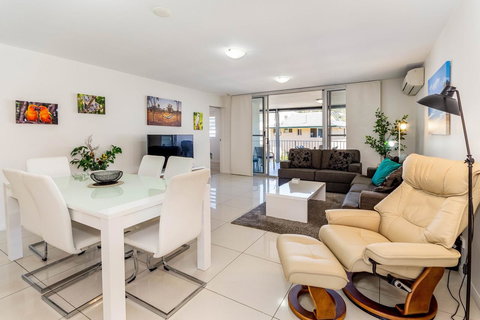 First Floor, Air Conditioned, Free Wi-Fi! - Accommodation Burleigh 10