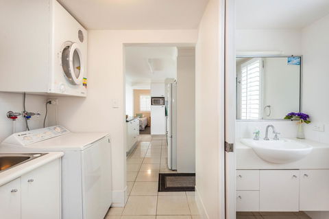 Seychelles Down - Accommodation Burleigh 25