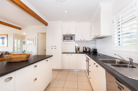 Seychelles Up - Accommodation Burleigh 11