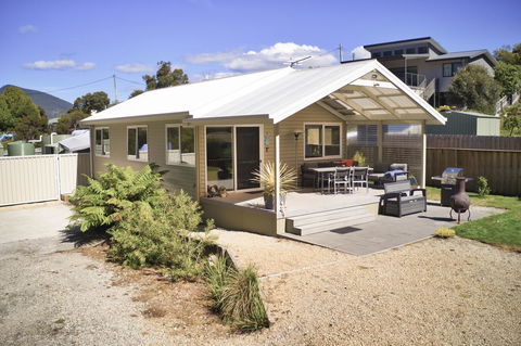 Adventure Bay Holiday Home - Accommodation Burleigh 2