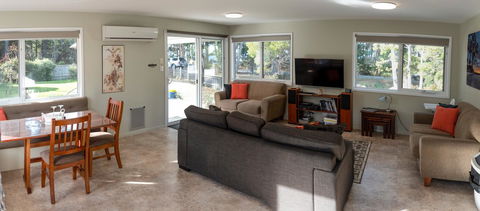 Adventure Bay Holiday Home - Accommodation Burleigh 4