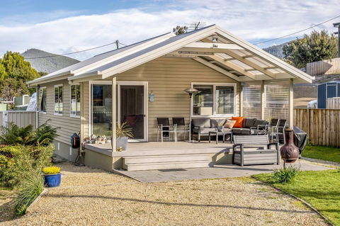 Adventure Bay Holiday Home - Accommodation Burleigh 0