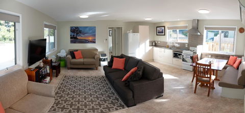 Adventure Bay Holiday Home - Accommodation Burleigh 3
