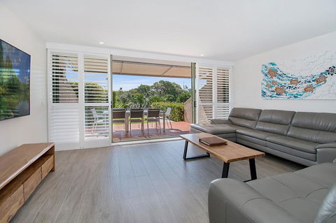 #4 James Cook Apartments - Accommodation Burleigh 2
