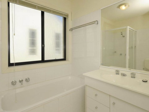 'Bagnall Views' 2/161 Government Rd - Stylish & Modern Duplex Across The Road To The Waters Edge - Accommodation Burleigh 1