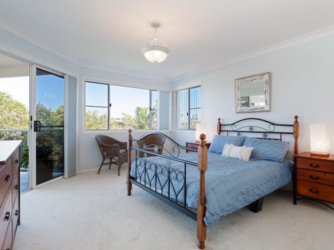 'GrandView', 10 Grandview Close - Huge House With Water Views, Aircon, WIFI, Netflix, Foxtel & Billiard Table - Accommodation Burleigh 1