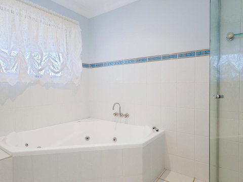 'GrandView', 10 Grandview Close - Huge House With Water Views, Aircon, WIFI, Netflix, Foxtel & Billiard Table - Accommodation Burleigh 2