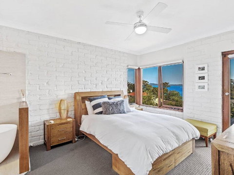 'Nunkeri', 5 Kerrie Close - Stunning House With Fabulous Views, Linen, WIFI & Air Conditioning - Accommodation Burleigh 1