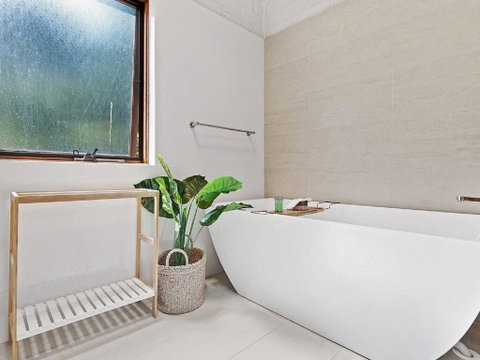 'Nunkeri', 5 Kerrie Close - Stunning House With Fabulous Views, Linen, WIFI & Air Conditioning - Accommodation Burleigh 2