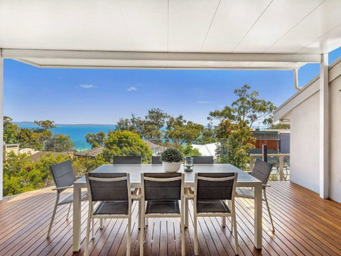 'Nunkeri', 5 Kerrie Close - Stunning House With Fabulous Views, Linen, WIFI & Air Conditioning - Accommodation Burleigh 0