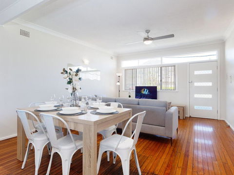 'Shoalz', 28 Rigney Street - Renovated Pet Friendly Cottage & Boat Parking - Accommodation Burleigh 2