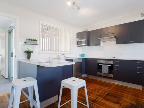 'Shoalz', 28 Rigney Street - Renovated Pet Friendly Cottage & Boat Parking - Accommodation Burleigh 3