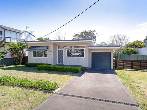 'Shoalz', 28 Rigney Street - Renovated Pet Friendly Cottage & Boat Parking - Accommodation Burleigh 0