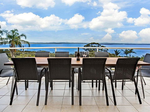 'The Bay', 25 Wallawa Rd - Huge Home With Aircon, Spectacular Views & Chromecast - Accommodation Burleigh 3