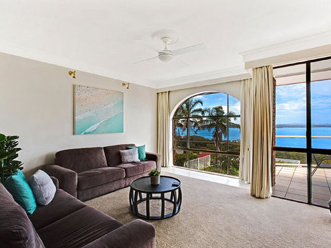 'The Bay', 25 Wallawa Rd - Huge Home With Aircon, Spectacular Views & Chromecast - Accommodation Burleigh 2