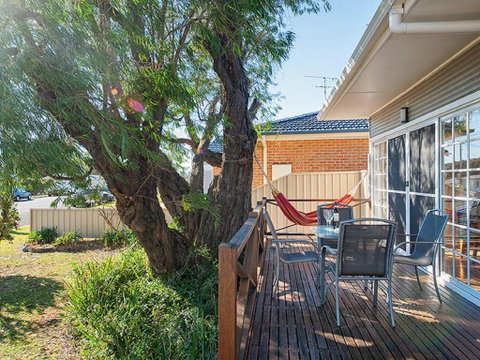 'The Croft' 11 Boulder Bay Rd - Cosy Beach House With Aircon & Only 270m To The Beach - Accommodation Burleigh 1