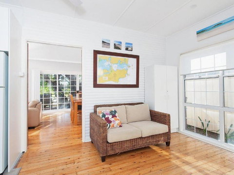 'The Croft' 11 Boulder Bay Rd - Cosy Beach House With Aircon & Only 270m To The Beach - Accommodation Burleigh 3