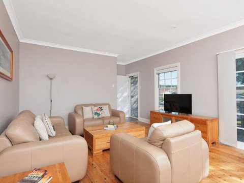 'The Croft' 11 Boulder Bay Rd - Cosy Beach House With Aircon & Only 270m To The Beach - Accommodation Burleigh 2