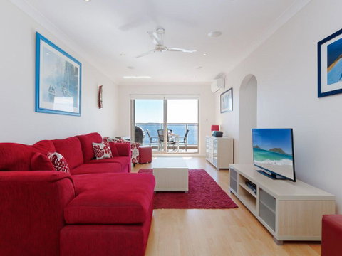 1 'Kiah', 53 Victoria Parade - Stunning Views, Wifi, Aircon, Just Across The Road To The Water - Accommodation Burleigh 1